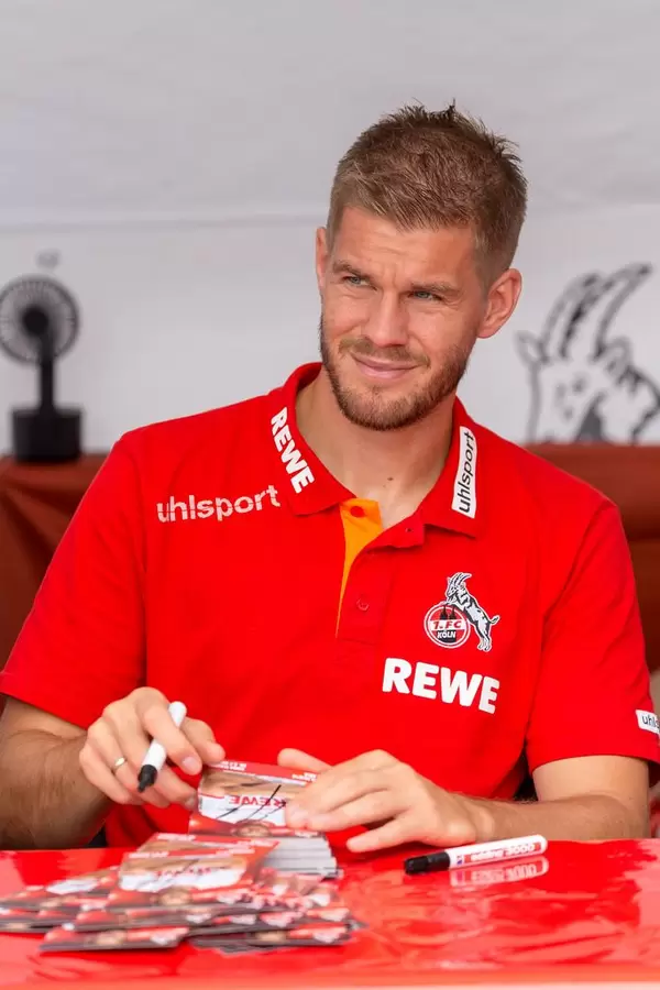 Simon Terodde gibt Autogramme