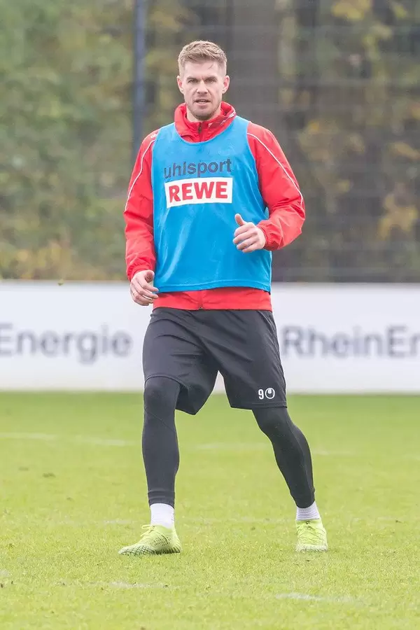 Simon Terrode in der Einzelaufnahme lauert auf den Ball