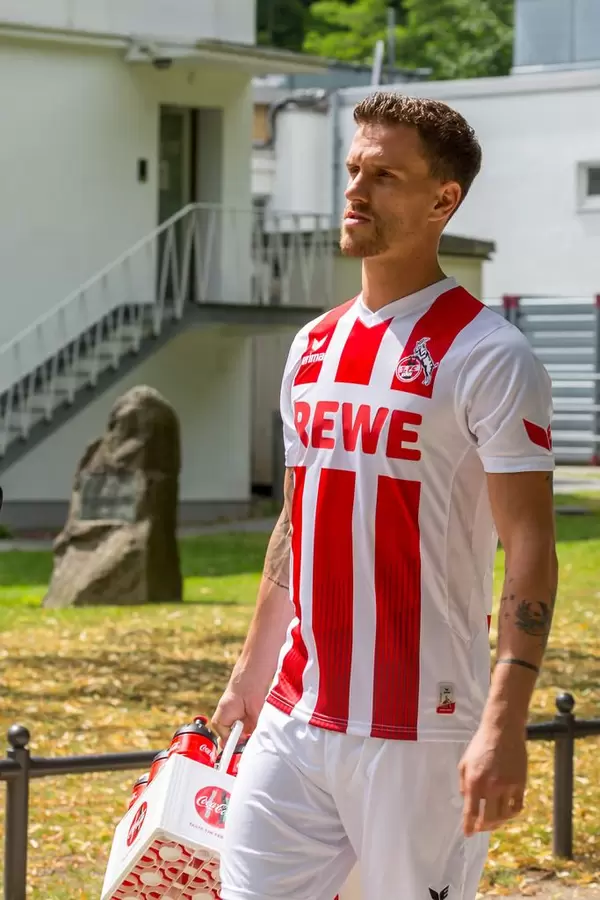 Simon Zoller beim 1. FC Köln Trainningsauftakt im neuen Trikot 2017/2018