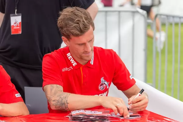 Simon Zoller signiert Autogrammkarten