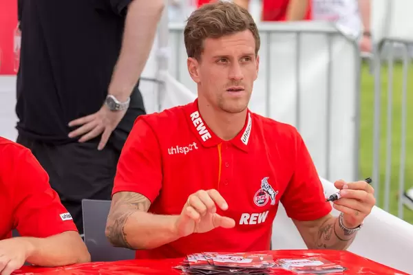 Simon Zoller signing autograph cards