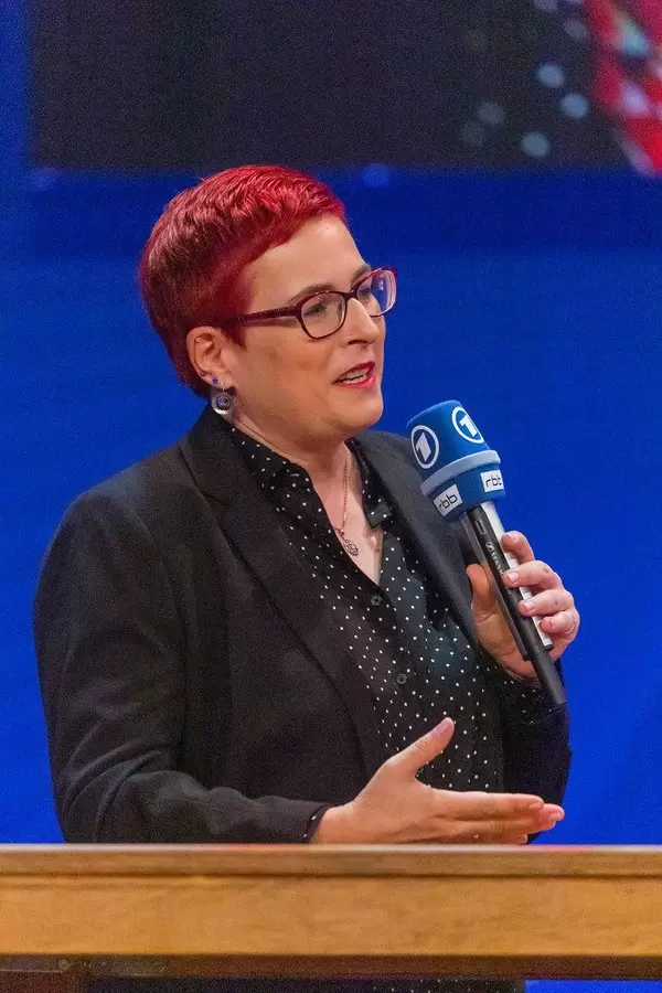 Simone Rafael, Chefredakteurin der Belltower.News, im RBB und ARD Fernsehmagazin Kontraste, live von der IFA