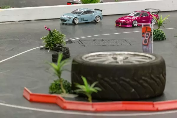 Simuliertes Autorennen mit Ferngesteuerten Tourenwagen: Gamescom DRIFT Cup 2019
