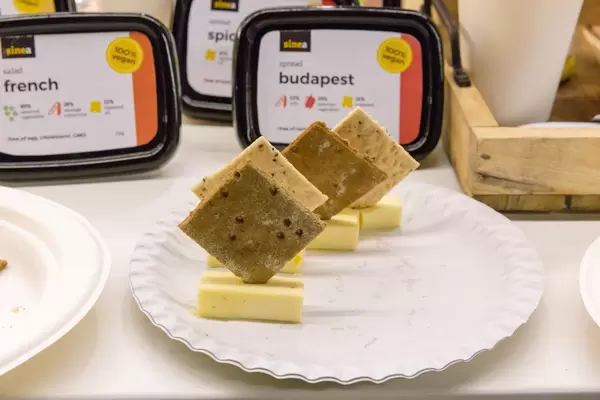 Sinea - veganer Budapest Brotaufstrich als Probe mit Crackern