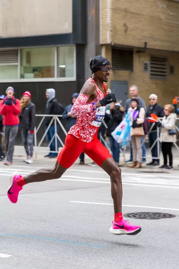 Sir Mo Farah running the Chicago Marathon 2019 in his stylish Nike outfit in red. Last year's winner had this year a disappointing result in the race