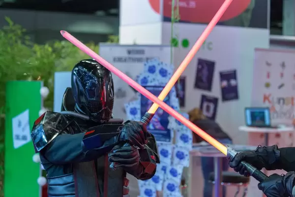 Sith cosplayers with crossed light sabers at Gamescom 2018