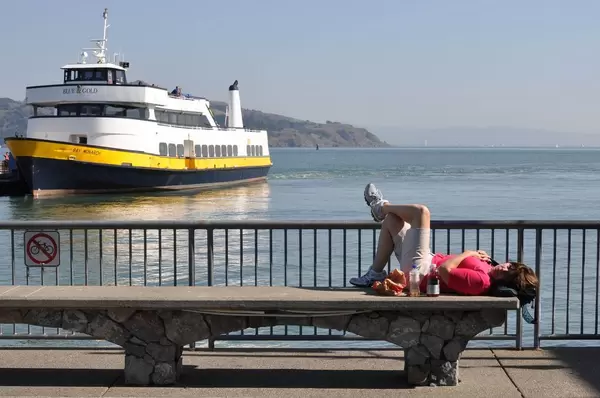 Sitzbank aus Beton mit Blick auf die Bucht von San Francisco