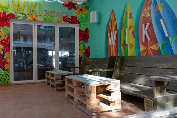 Sitzbänke und Tische aus Paletten an der WIKI Strandbar auf Mallorca