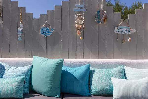 Sitzecke mit vielen Kissen im Aelia Restaurant Kassandra