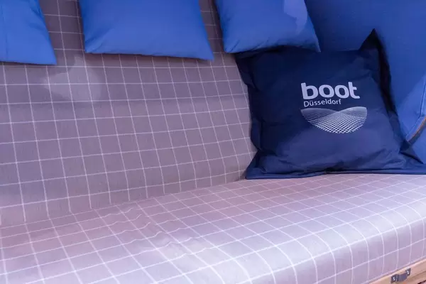 Sitzfläche eines Strandkorbes mit kariertem Bezug und Kissen der Messe boot Düsseldorf