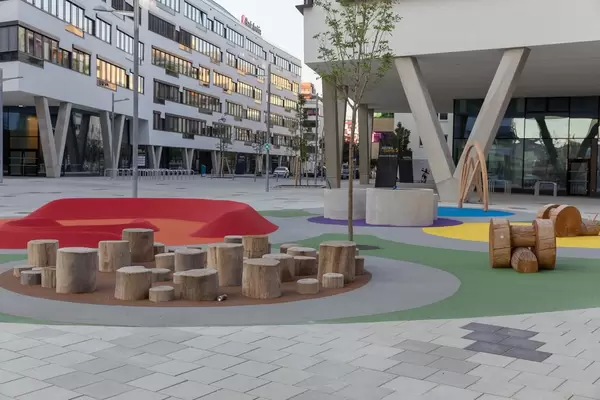 Sitzgelegenheiten am Spielplatz aus Baumstämmen