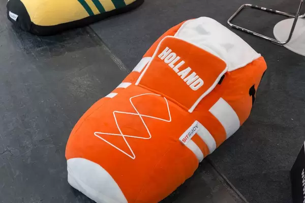 Sitzsack in Form eines Fußballschuhs im niederländischen Orange - IAW Köln 2018