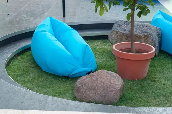 Sitzsack neben einem Topfbaum