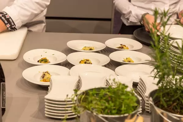 Six servings of caramelized onions and mashed potatoes