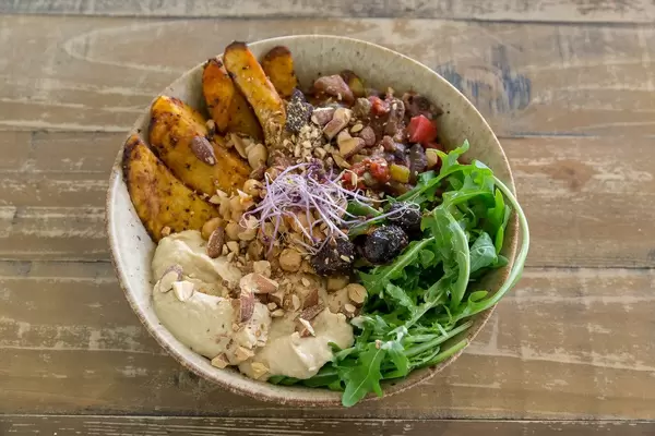 Sizilianische Caponata mit Auberginen, Kartoffeln, Rucola und Hummus