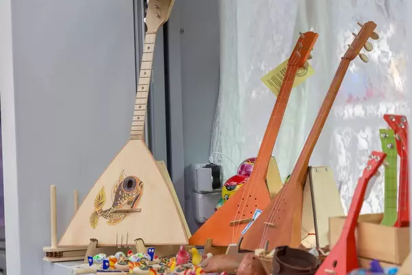 Sjusin-Balalaikas in einem Geschäft in Moskau
