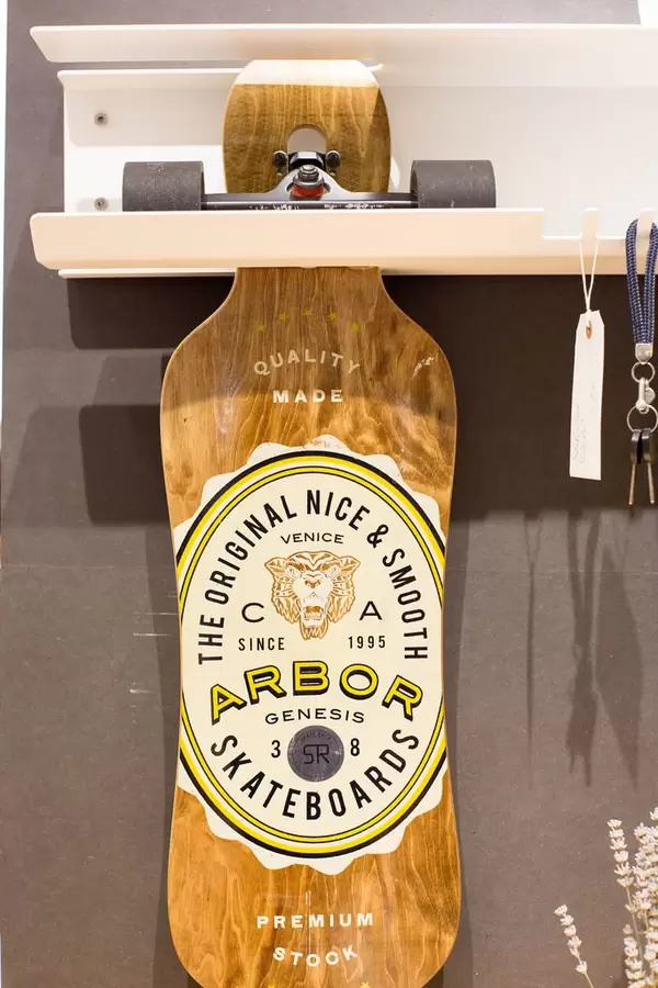 Skateboard-Halter von Skate Rack und ein Skateboard von Arbor