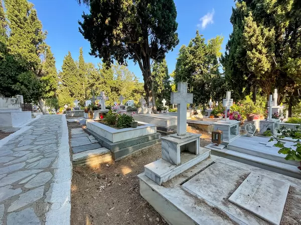 Skiathos Friedhof auf einem Hügel mit Ausblick aufs Meer, mit Gräbern wichtiger griechischer Autoren