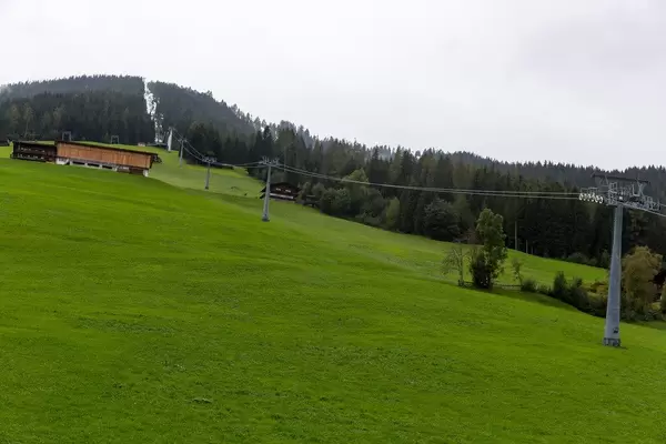 Skigebiet Alpbachtal Wildschönau: die 8er-Gondel führt von Inneralpbach auf das Wiedersbergerhorn