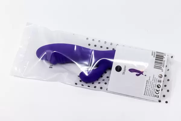 Skipper Vibrator in violet in Verpackung auf weißem Hintergrund