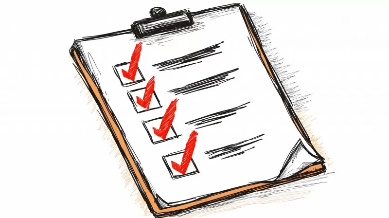 Skizzenhafte Checkliste mit roten Häkchen auf Papier