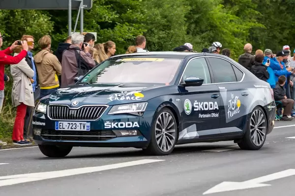 SKODA: Sponsorenfahrzeug bei der Tour de France 2017