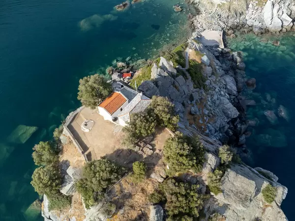 Skopelos: Drohnenaufnahme der Kapelle von Agios Ioannis auf einer vom Meer umgebenen Felsformation