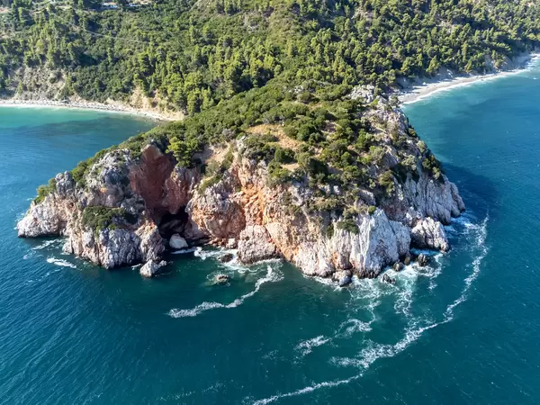 Skopelos, Griechenland: Luftbild der Landzunge, auf der das Grab des Fürsten Stafylos gefunden wurde