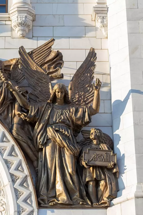 Skulptur eines Engels über dem Eingangstor der Christ-Erlöser-Kathedrale