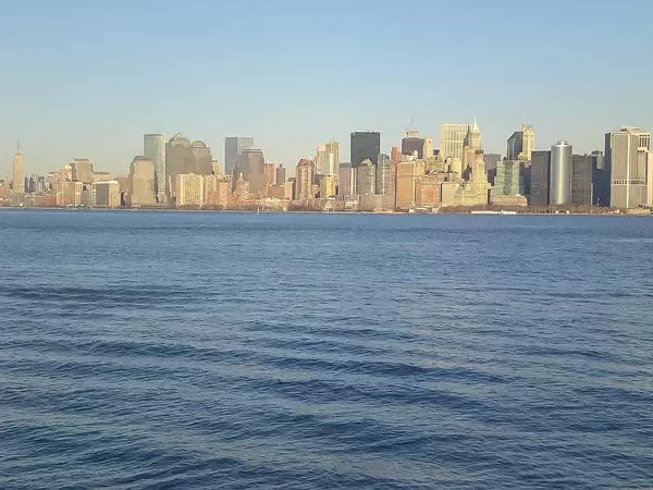 Skyline einer amerikanischen Großstadt mit Wolkenkratzern, hinter einem breiten Fluss