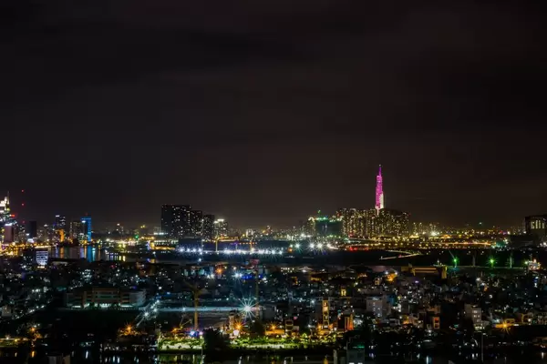 Skyline Nacht-Blick auf Saigon mit Saigon Fluss und Landmark 81 Wolkenkratzer in pink