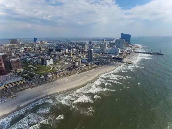 Skyline und Strand von Atlantic City (Drohnenfoto), USA
