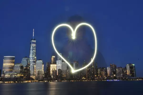 Skyline von New York City inklusive Freedom Tower bei Nacht und I Love New York Lightpainting, USA
