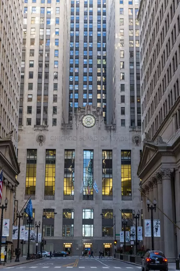 Skyscraper and landmark on LaSalle Street: Chicago Board of Trade building