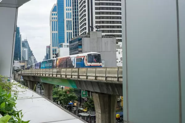 Skytrain auf der Hochbahn in Sukhumvit Bangkok