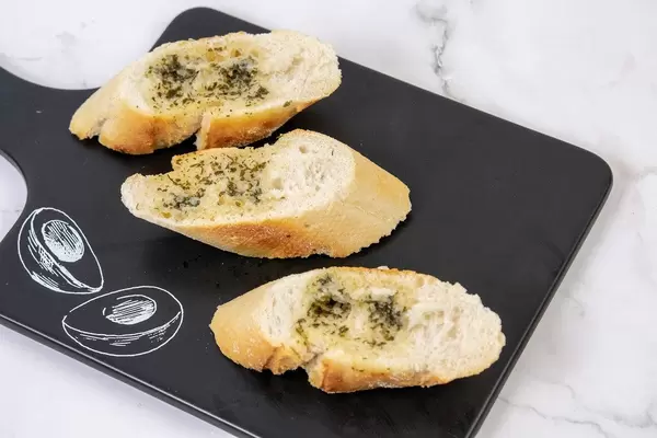 Sliced Baguettes served on the black tray (Flip 2019)