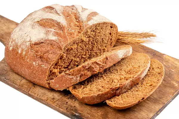 Sliced rye bread on cutting board close up