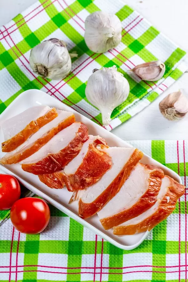 Sliced smoked chicken fillet with cherry tomatoes and garlic (Flip 2019)