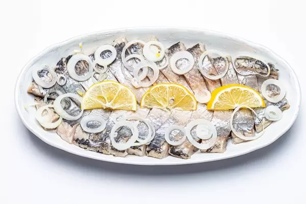 Slices of marinated herring fillet with onion and lemon (Flip 2020)