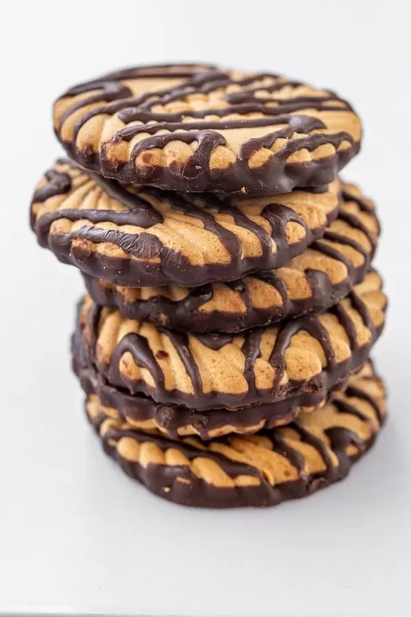 Slide with shortbread cookies with chocolate stripes (Flip 2019)