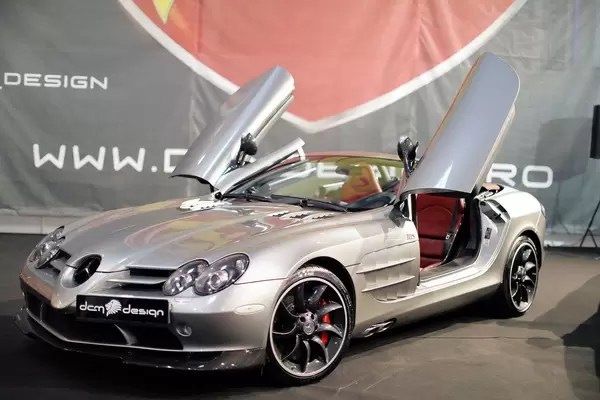 SLR McLaren 722S im Grau mit Scherentüren