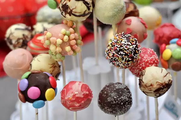 Small cake pops in different variations