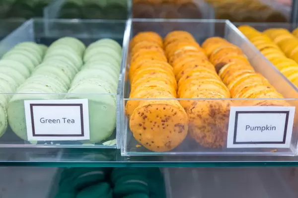 Small cakes with green tea and pumpkin flavour at Chicago French Market