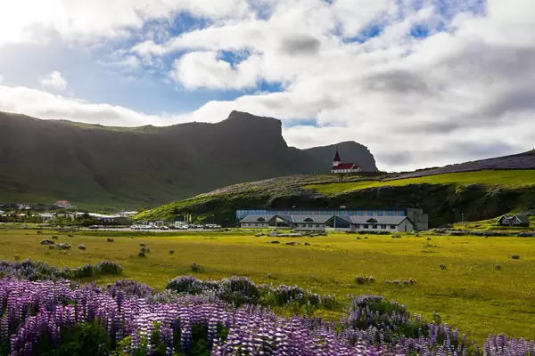 Small church under sunlight / Kleine Kirche unter Sonnenlicht
