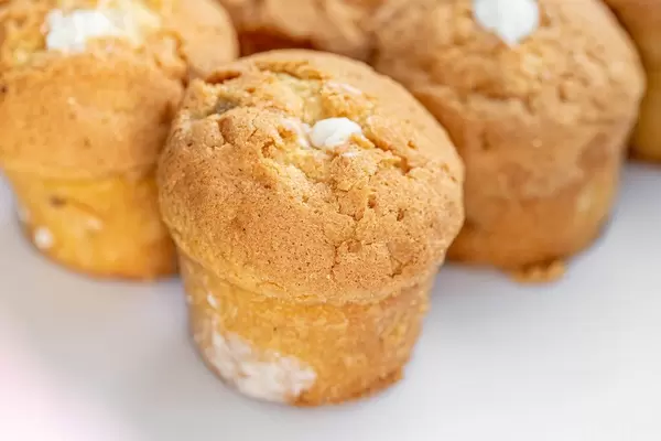 Small cupcakes with white cream inside (Flip 2019)