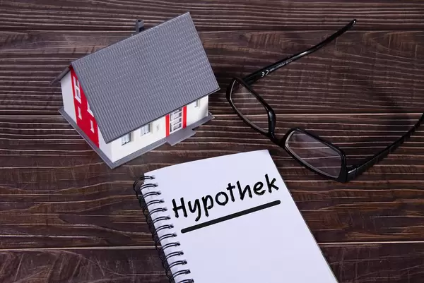 Small house with glasses and notebook with Hypothek text