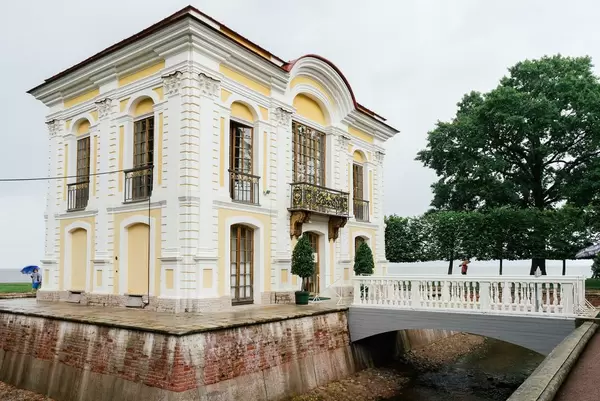 Small old house on former Tsar estate / Kleines altes Haus auf dem ehemaligen Zarengut
