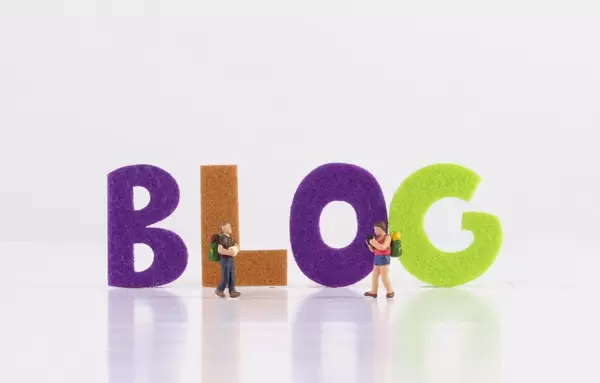 Small traveler figures with Blog text