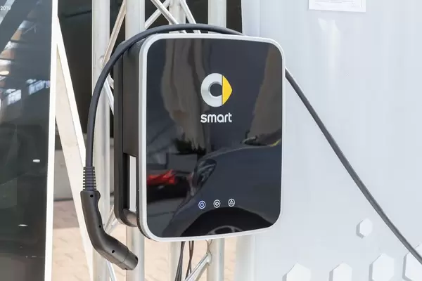 Smart Elektromobilität: EQ fortwo Wallbox Ladestation mit Typ-2-Stecker