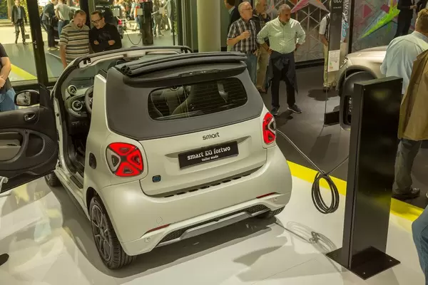 Smart EQ fortwo Elektro-Kleinwagen und Cityflitzer bei der Aufladung an der E-Ladestation